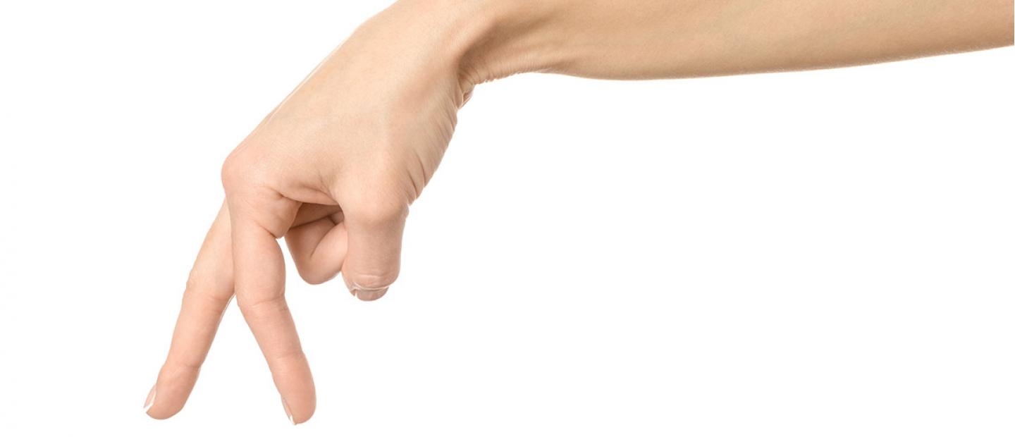 Imagen mano haciendo signos de caminar