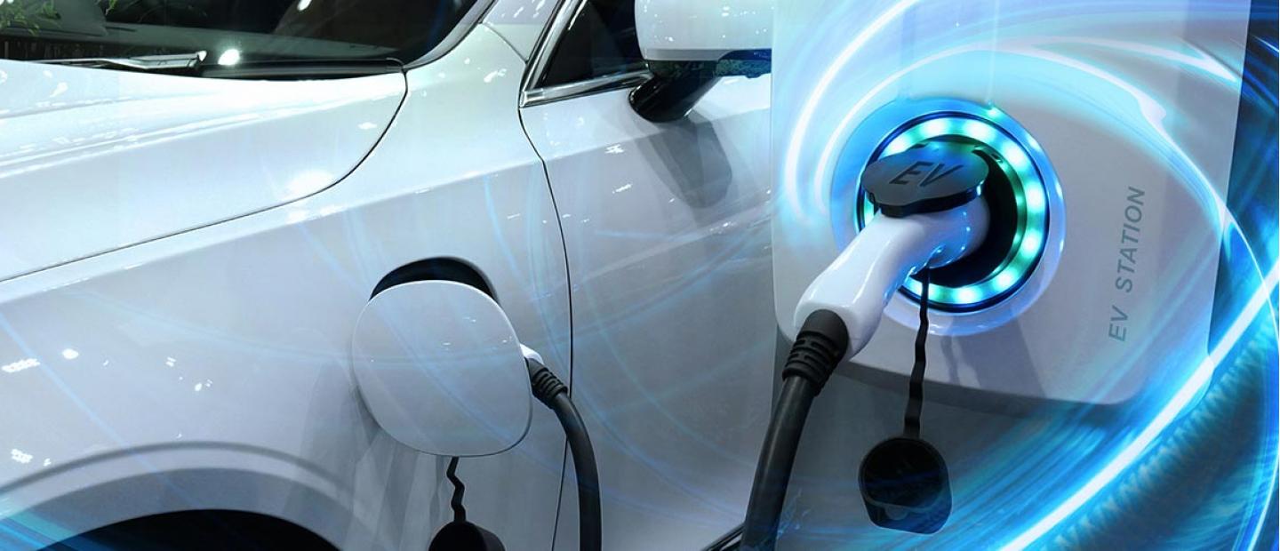 Imagen coche cargando con en enchufe eléctrico