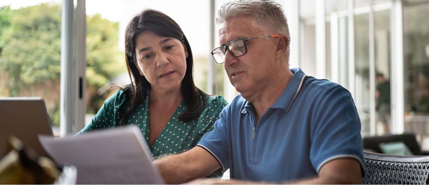 Imagen mujer y hombre revisando documentación