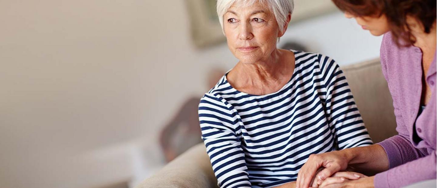 Imagen dos mujeres dandose la mano