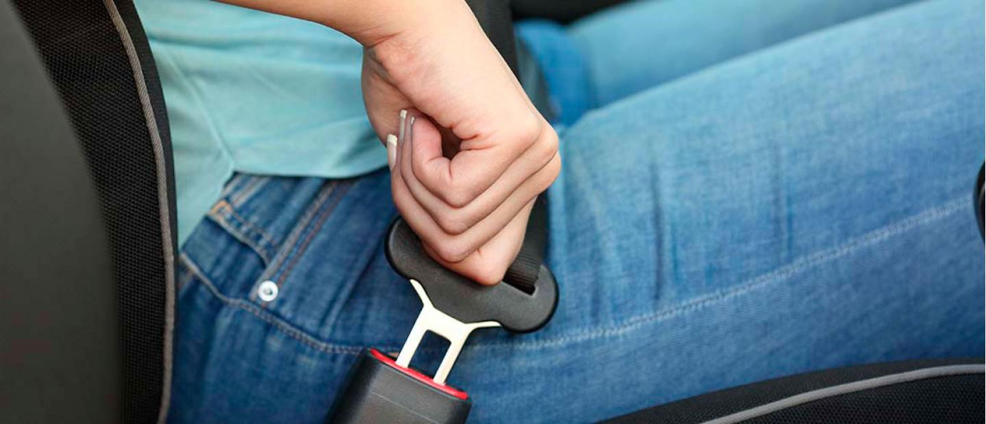 Imagen abrochando cinturón