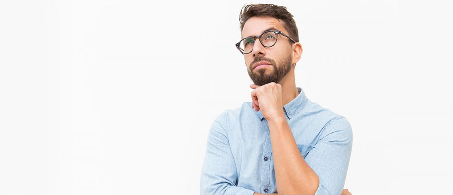Imagen chico con gafas pensando