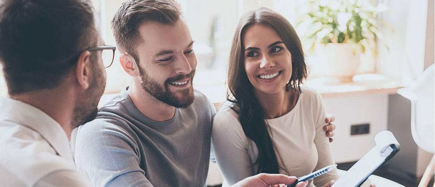 Imagen dos hombres y una mujer revisando un listado