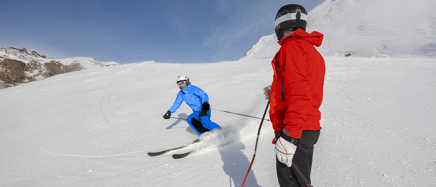 Dos personas esquiando en la nieve