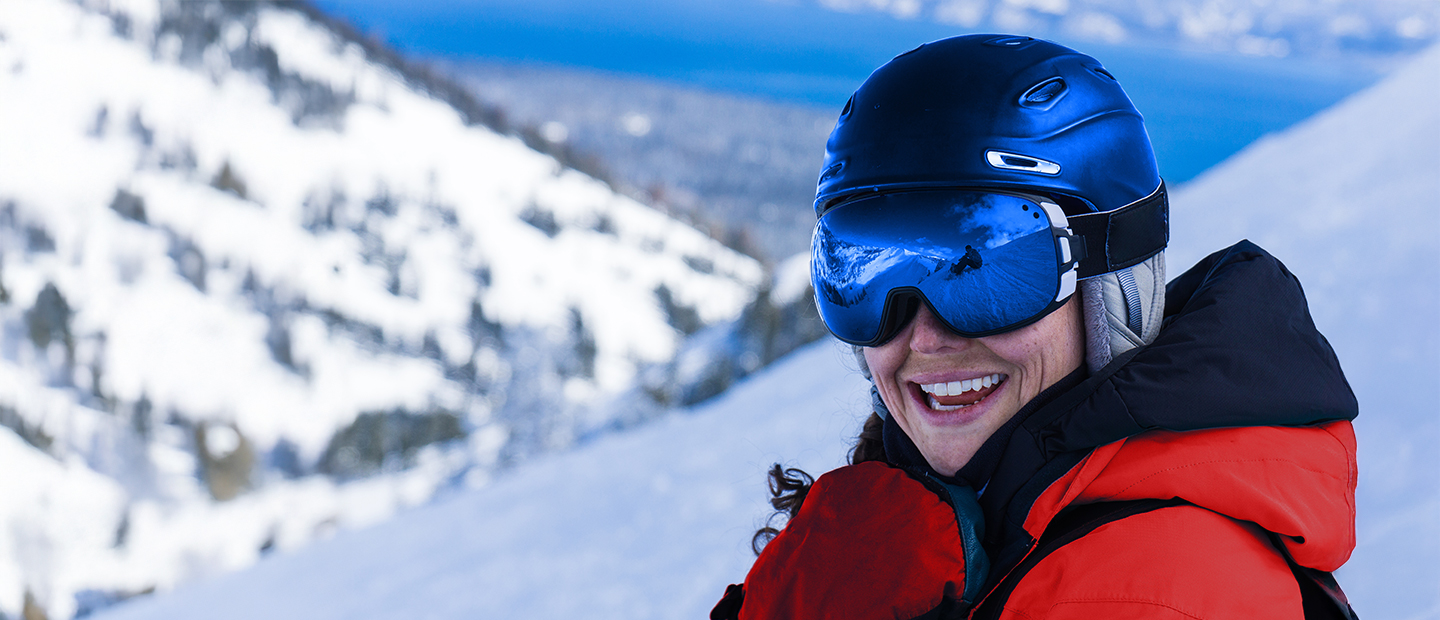 Imagen mujer en lo alto de la montaña con nieve