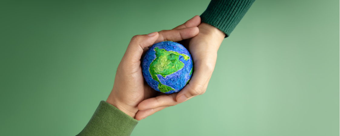 manos rodeando el mundo