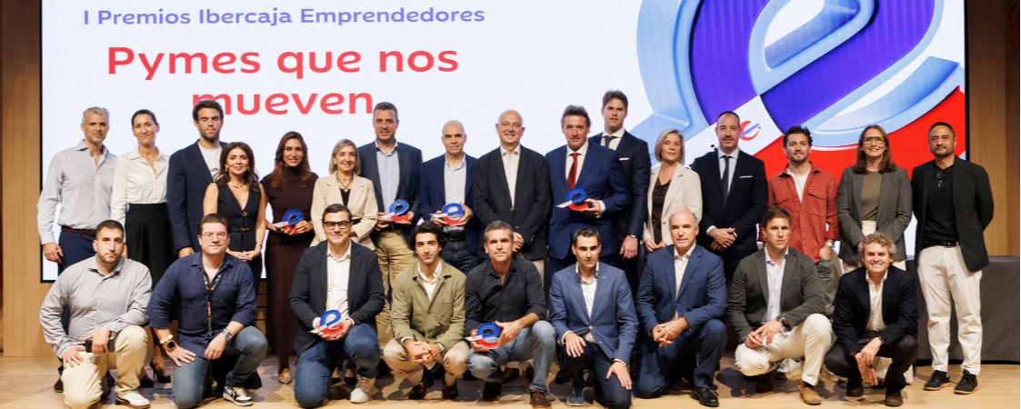 grupo de personas entrega premios Pymes que nos mueven