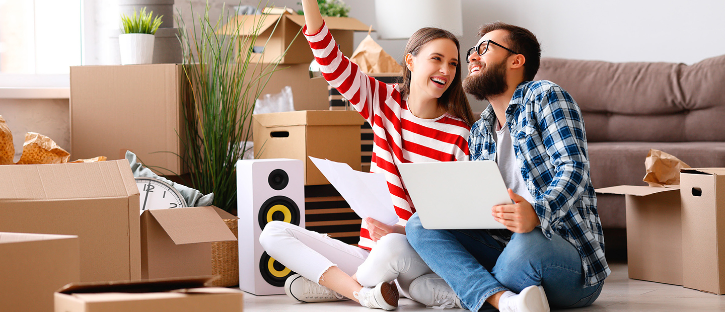 Pareja de jóvenes en su nueva casa