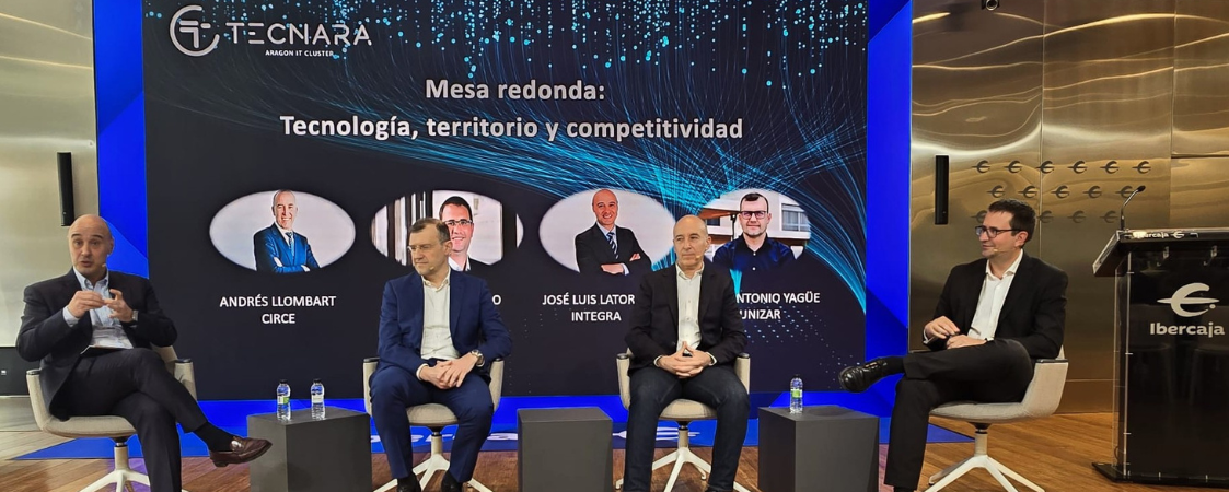De izquierda a derecha, sentados en el escenario del Espacio Xplora de Ibercaja: José Luis Latorre, José Antonio Yagüe, Andrés Llombart y Enrique Barbero.