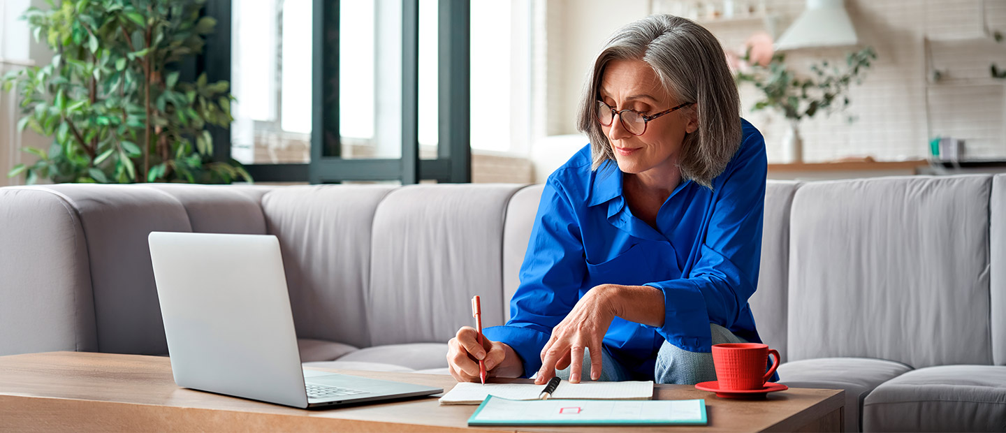Inversora haciendo cuentas en casa