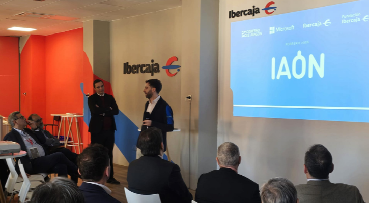 Ponentes de IAON y Microsoft intervienen frente al público.