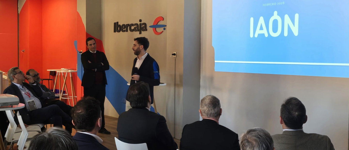 Ponentes de IAON y Microsoft intervienen frente al público.