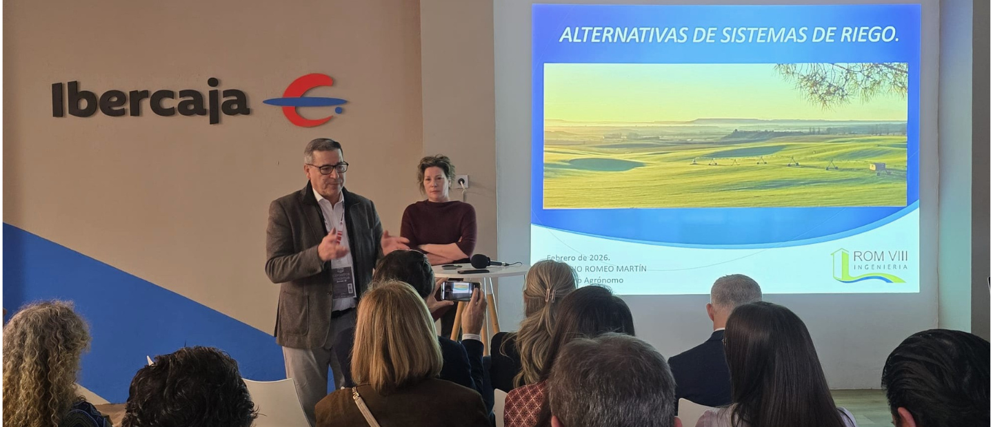 Dos personas hablando al público en una jornada técnica sobre riego.