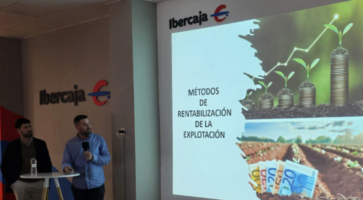 Dos ténicos explican en una pantalla los métodos de rentabilidad del regadío