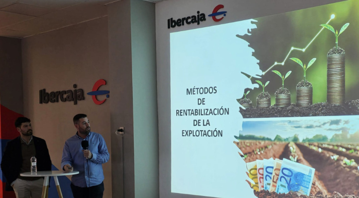 Ponentes hablando al público en una jornada técnica.