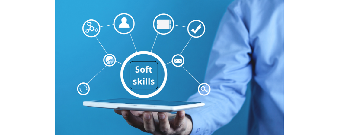 Joven con una tablet en la mano con factores de los currículos