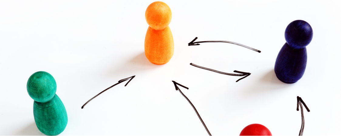 Peones de colores que muestran roles