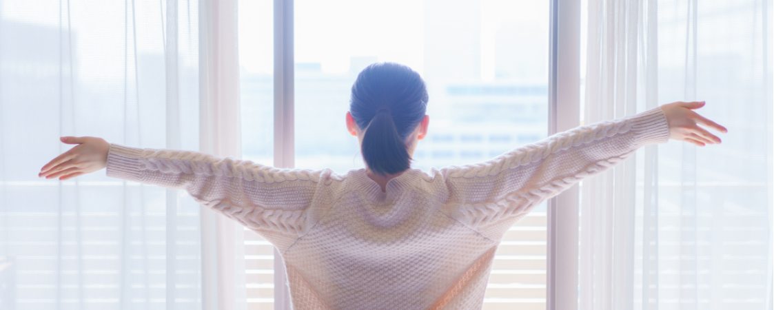 Chica asomada a la ventana