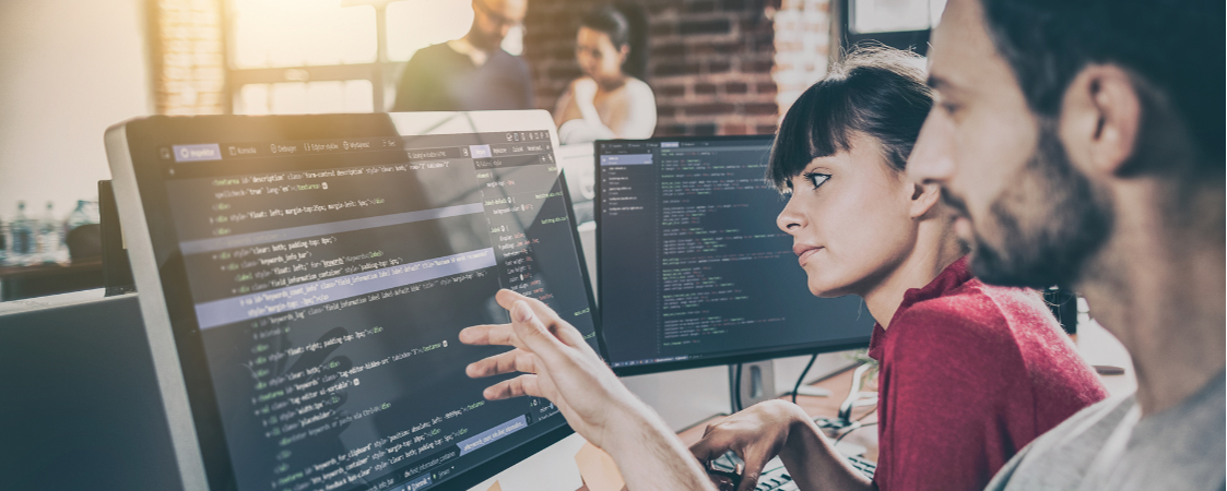 Dos jóvenes revisando la programación de una aplicación