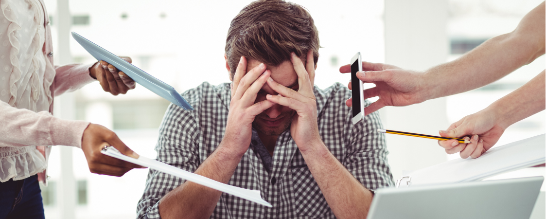 Joven estresado en el trabajo