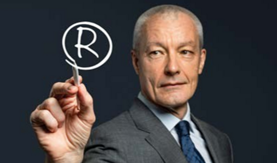 Hombre dibujando una P