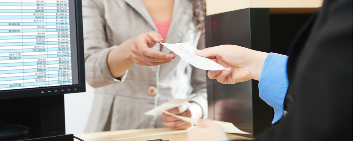 Mujer recibiendo un sobre