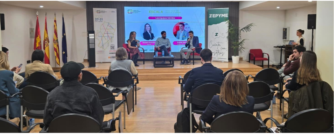 Personas escuchando una conferencia en una sala