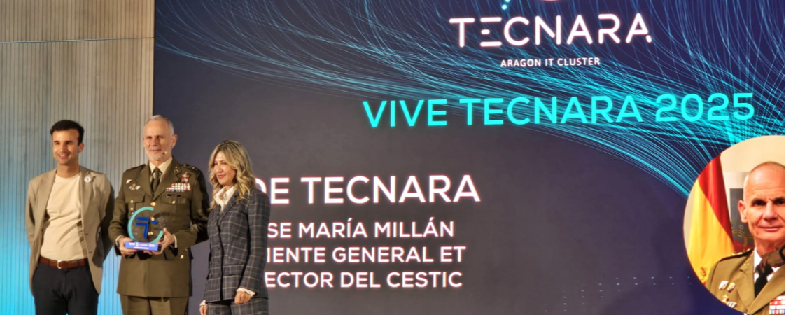 Militar recibiendo premio Tecnara