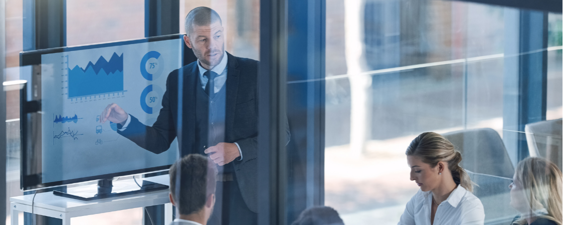 Hombre realizando una presentación en la oficina