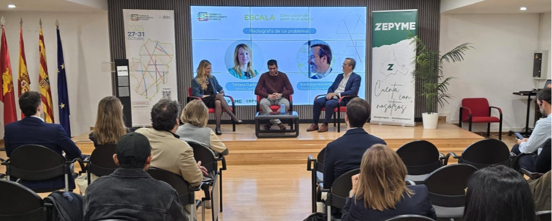 Personas en una conferencia de ZEPYME