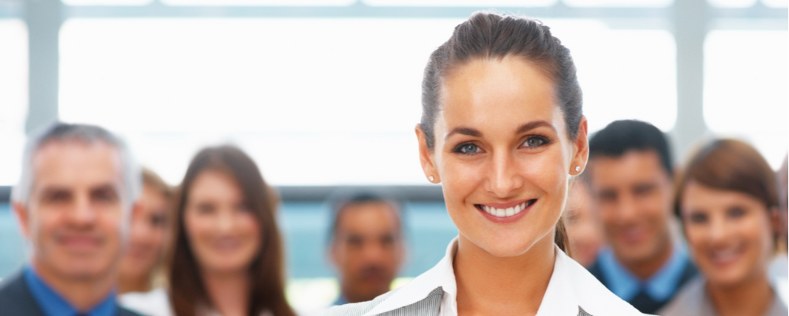 Mujer sonrriendo con más personas de fondo