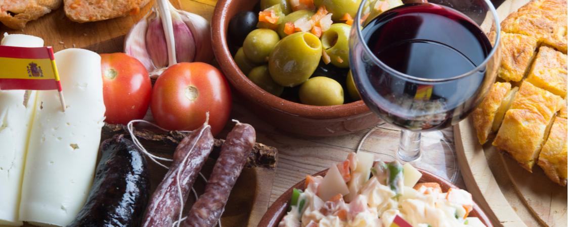 Vino, aceitunas, embutidos y pan