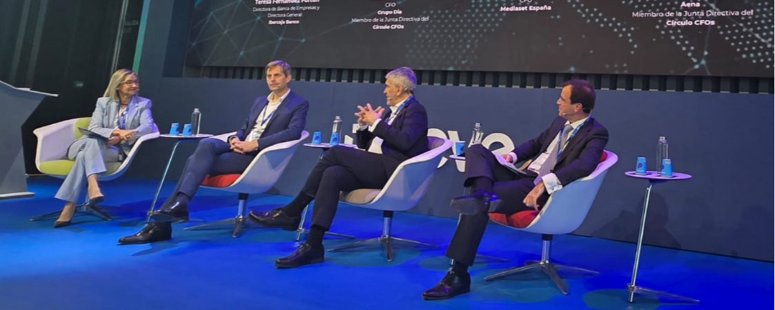 Tres hombres y una mujer dando una conferencia