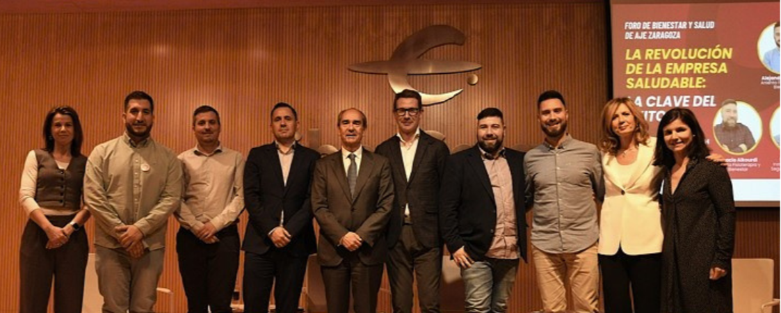 Hombes y mujeres posando para una foto