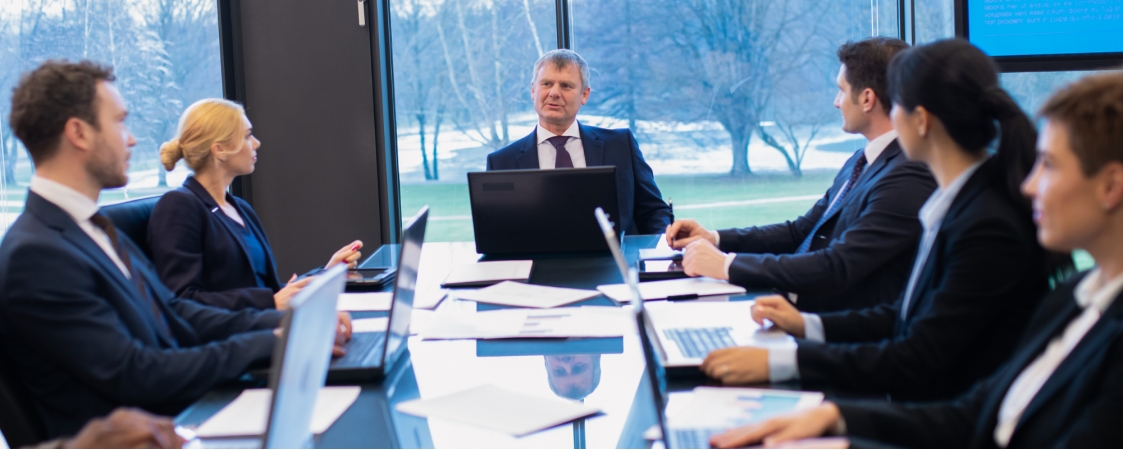 Empresarios reunidos en la oficina