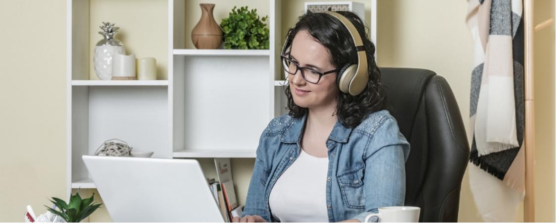 Mujer trabajando en su casa