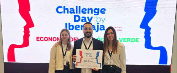 Dos mujeres y un hombre sosteniendo un diploma