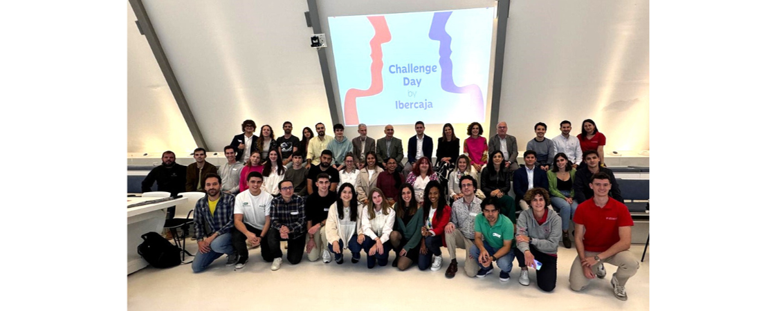 Personas posando en Challenge Day by Ibercaja