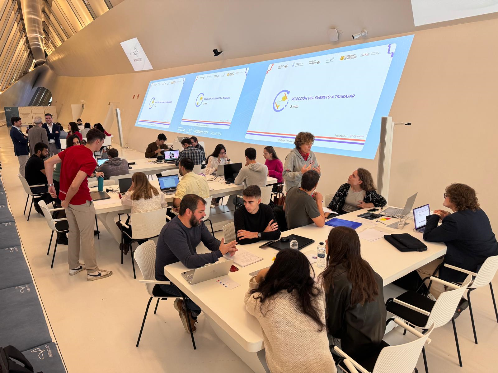 Personas trabajando en mesas de grupos