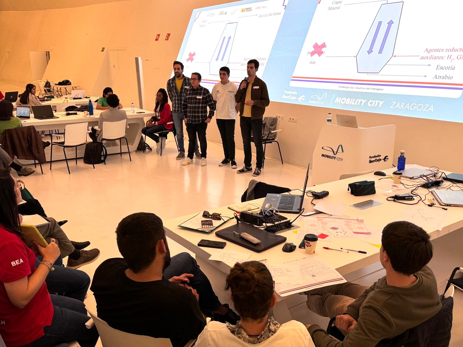 Peronas escuchando presentación