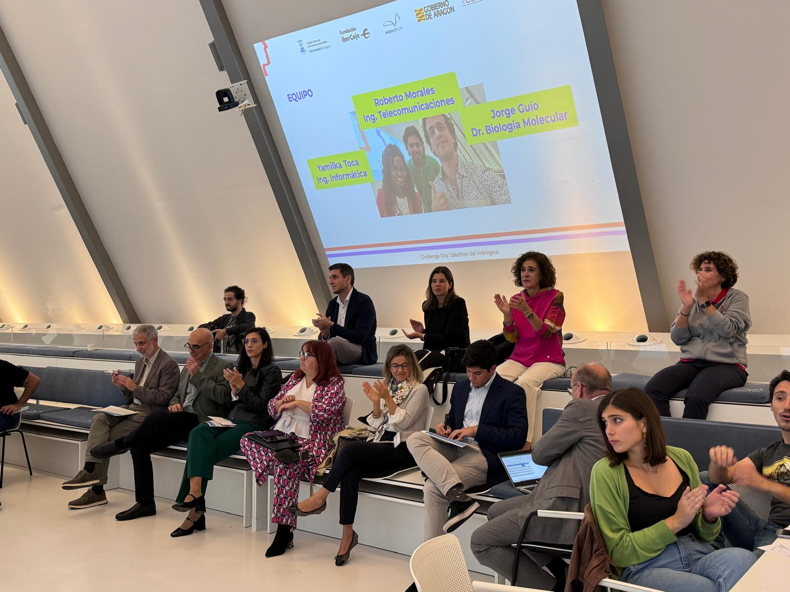 Personas aplaudiendo