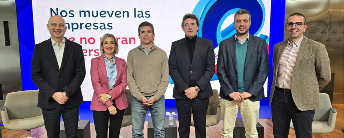 Personas posando para una foto grupal