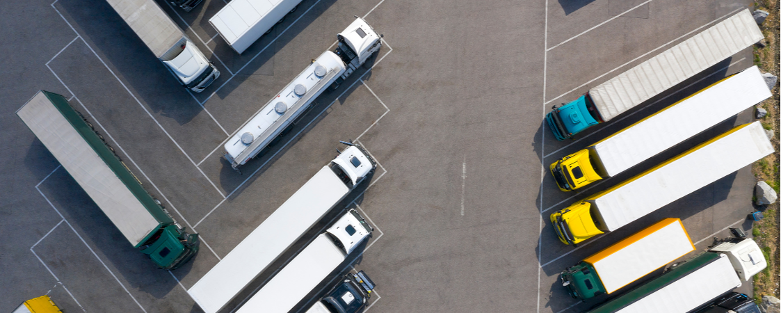 Camiones aparcados en bateria