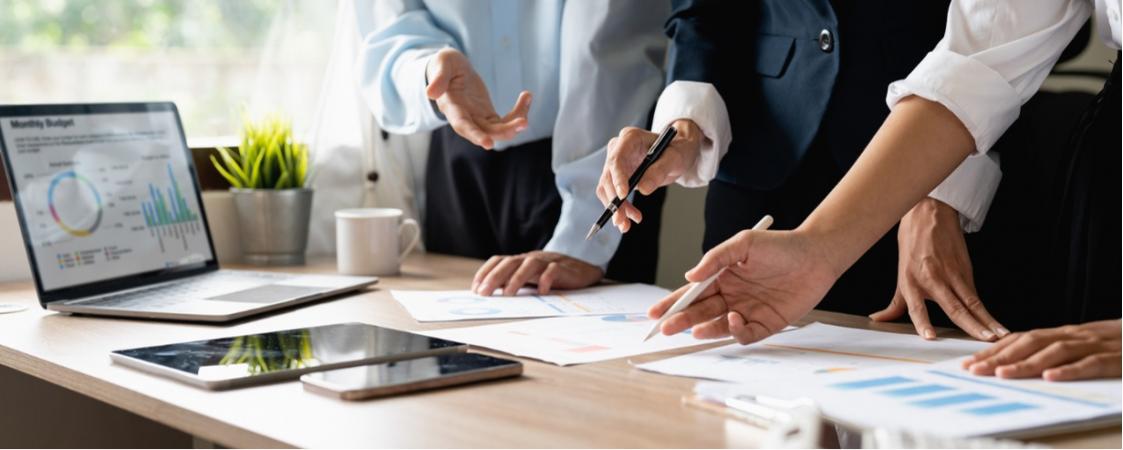 Manos trabajando sobre la mesa