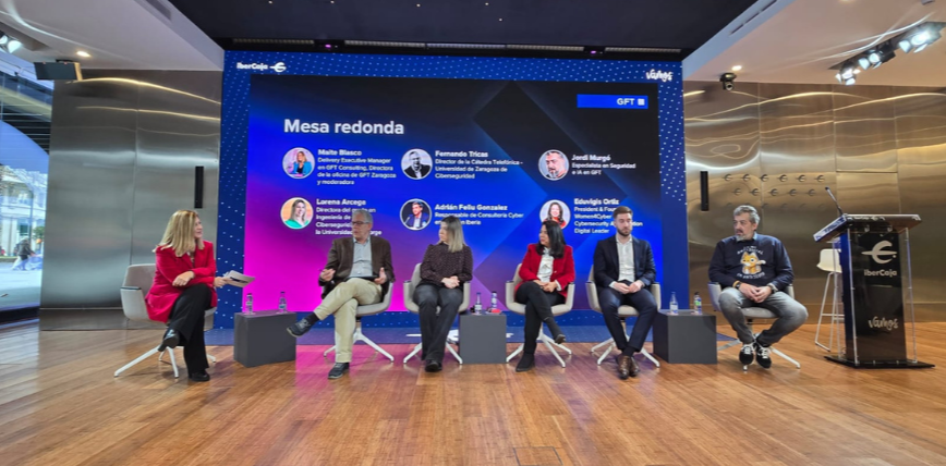 Mesa redonda de Ibercaja y GFT sobre comunicación, ciberseguridad y liderazgo digital con expertos de universidades y empresas.