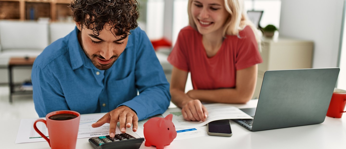 Un hombre y una mujer calculan su ahorro en casa