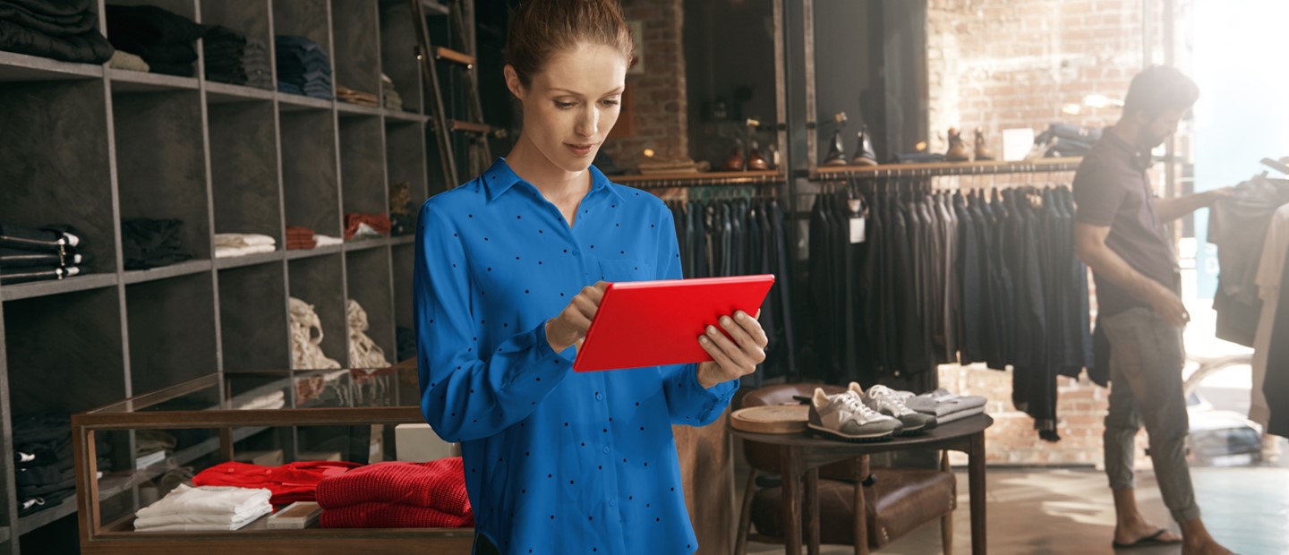 Joven empresaria con una Tablet en su negocio