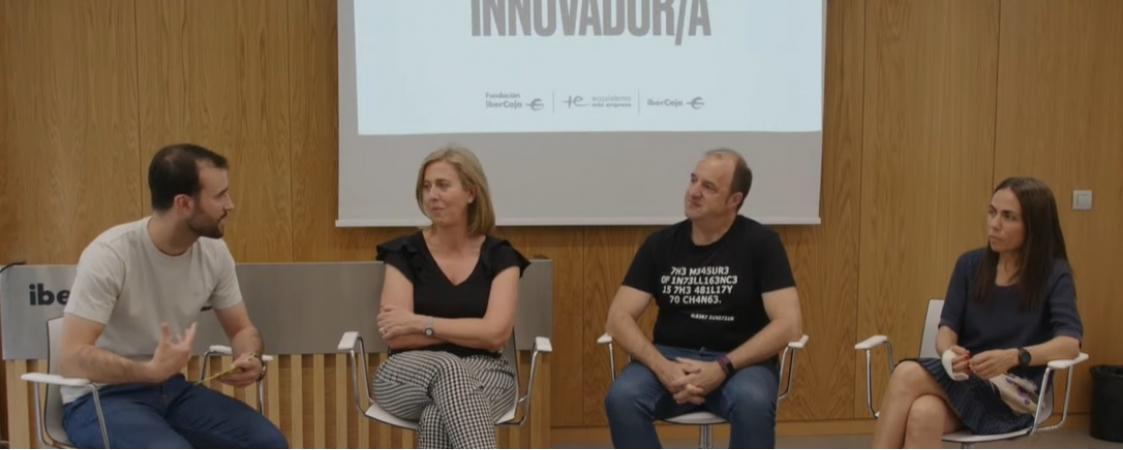 4 personas hablando