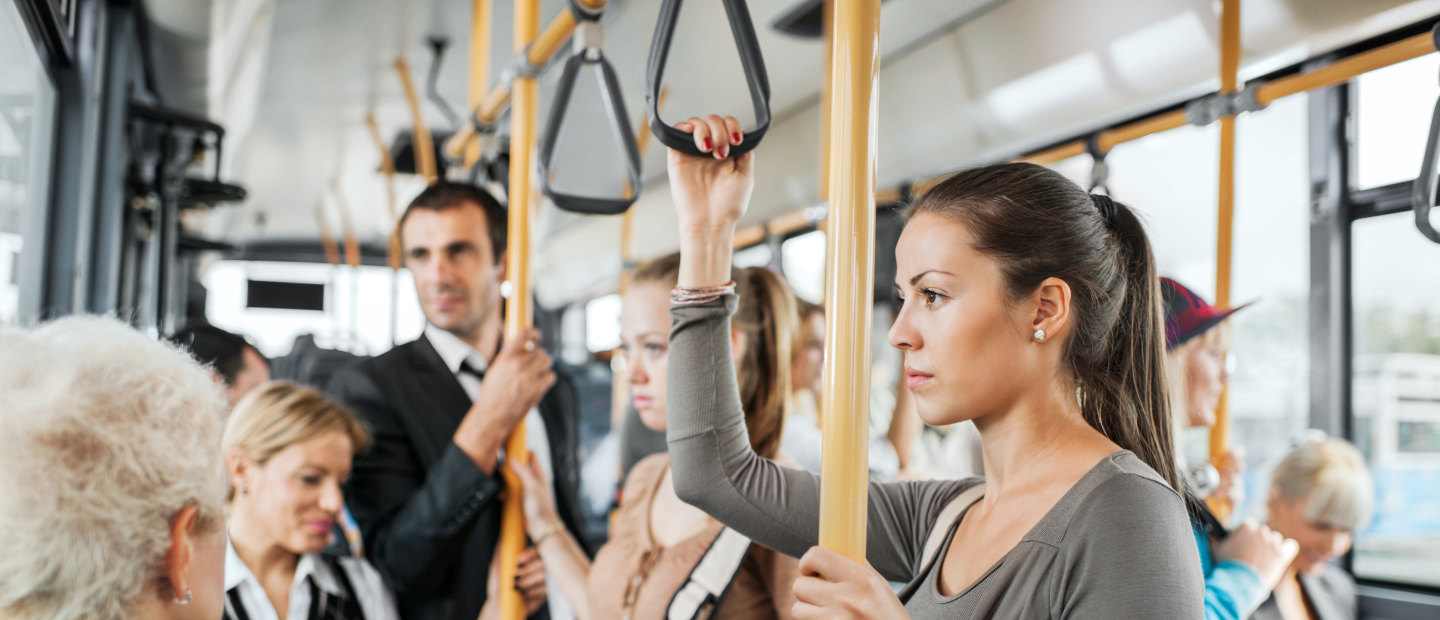 Mujer en un autobús urbano