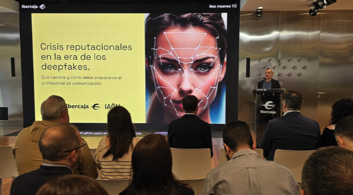 Nacho Torre en el Espacio Xplora hablando a los asistentes a la jornada Crisis reputacionales en la era de los deepfakes
